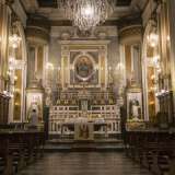 Non ci resta ora che entrare, trovandoci all�improvviso immersi in un ambiente ricco di ori, stucchi e marmi che si pongono in forte contrasto con la semplicit� dell�esterno